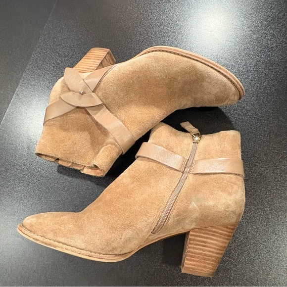 Elaine Turner Stylish Tan Suede Ankle Boots block heel women’s 8.5  booties nude - Picture 2 of 9